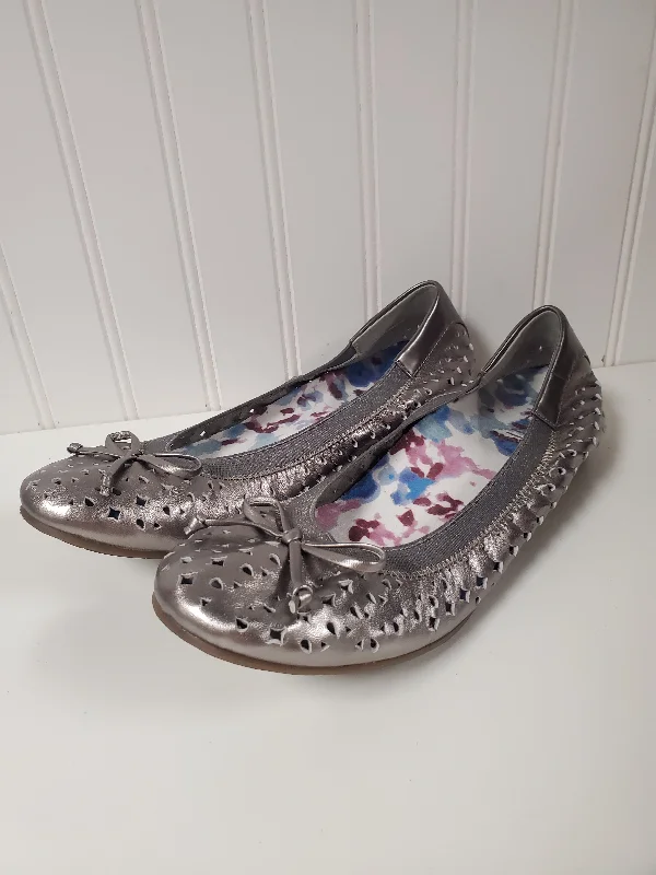 Shoes Flats By Vionic In Silver, Size: 8